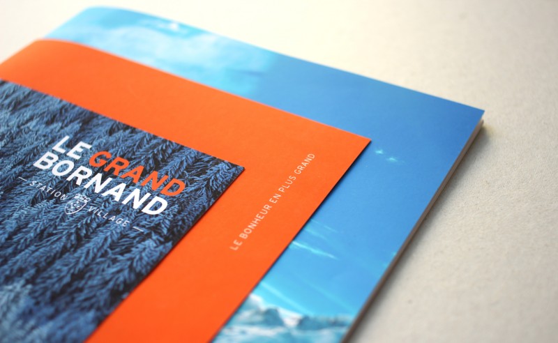 Une grande grande brochure de station de ski