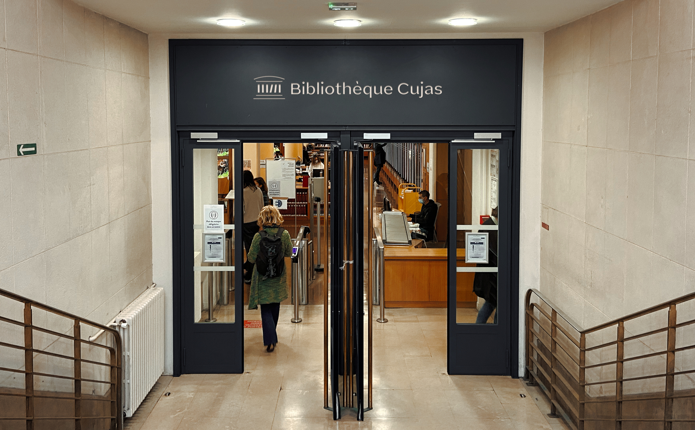 42-BIU-Cujas-branding-bibliotheque-grande-salle-lecteurs-livres-etudiants-verriere-rue-cujas-pantheon-paris-3