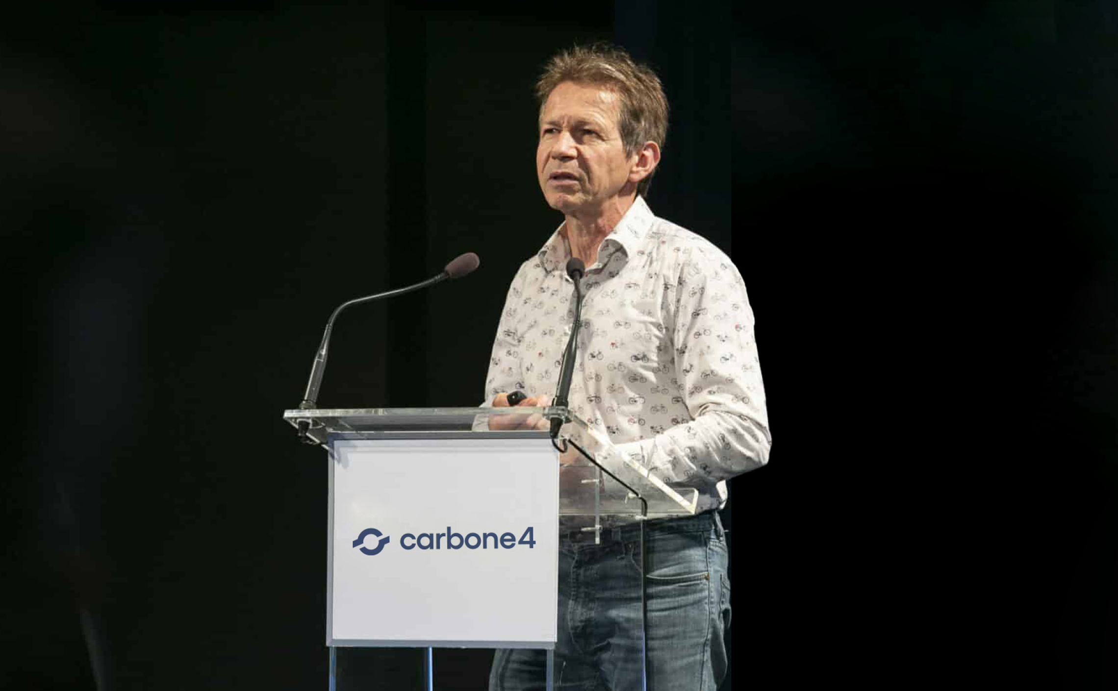 18_carbone4-Jancovici-personne-pupitre logo carbone 4 Jean-Marc Jancovici